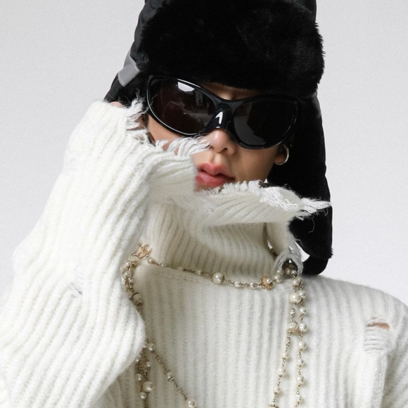 Ripped White knitted turtleneck sweater - Picture 7 of 15